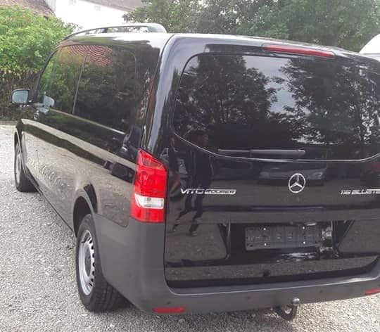 Mercedes-Benz Vito Tourer 116 BlueTEC noir, vue arrière avec attelage sur un parking en gravier.